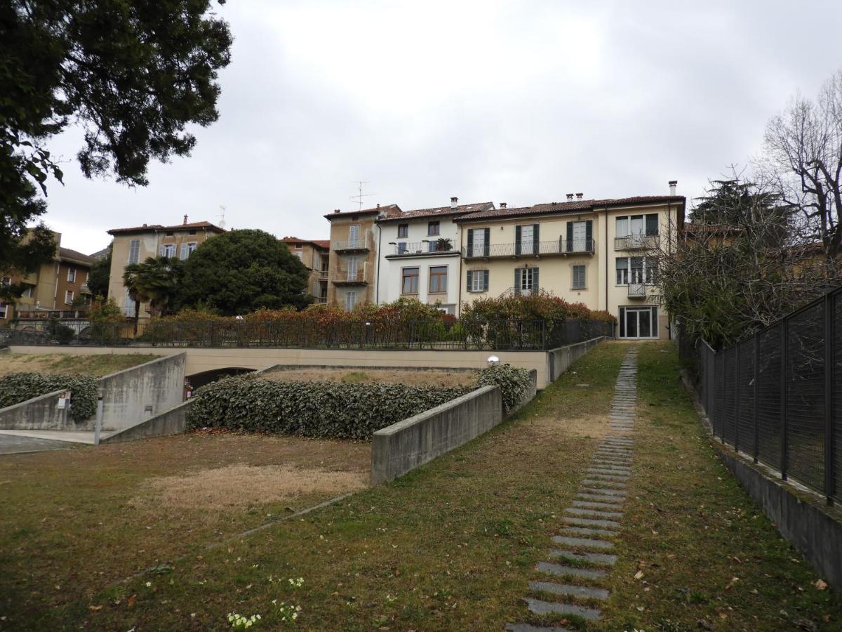 Villa Maghetti - Modernized Flat In Historic Palazzo In The Center Of Luino Bagian luar foto