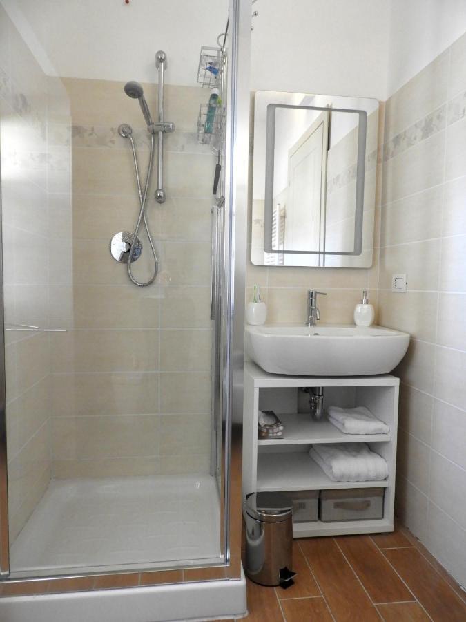 Villa Maghetti - Modernized Flat In Historic Palazzo In The Center Of Luino Bagian luar foto