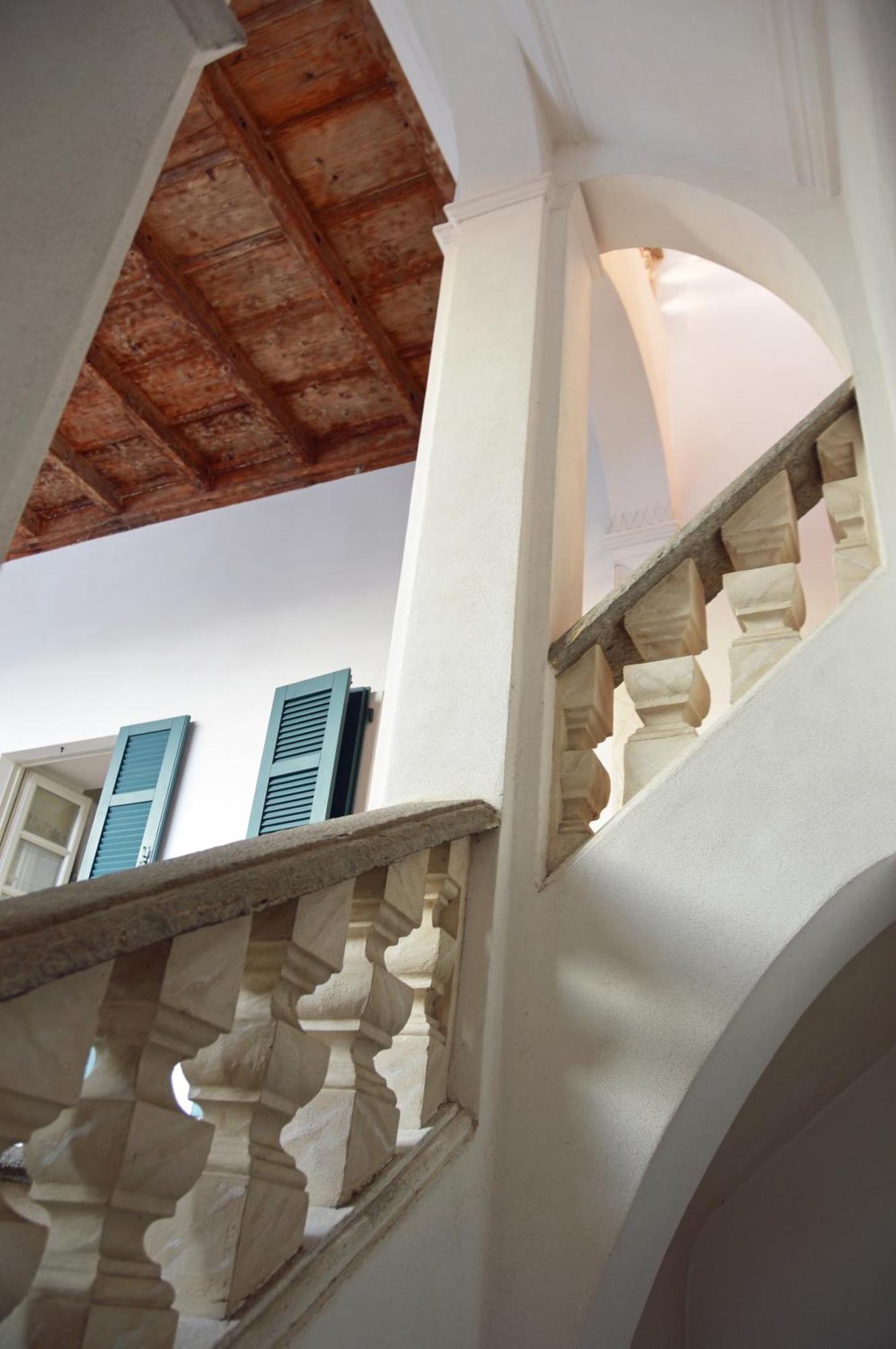 Villa Maghetti - Modernized Flat In Historic Palazzo In The Center Of Luino Bagian luar foto