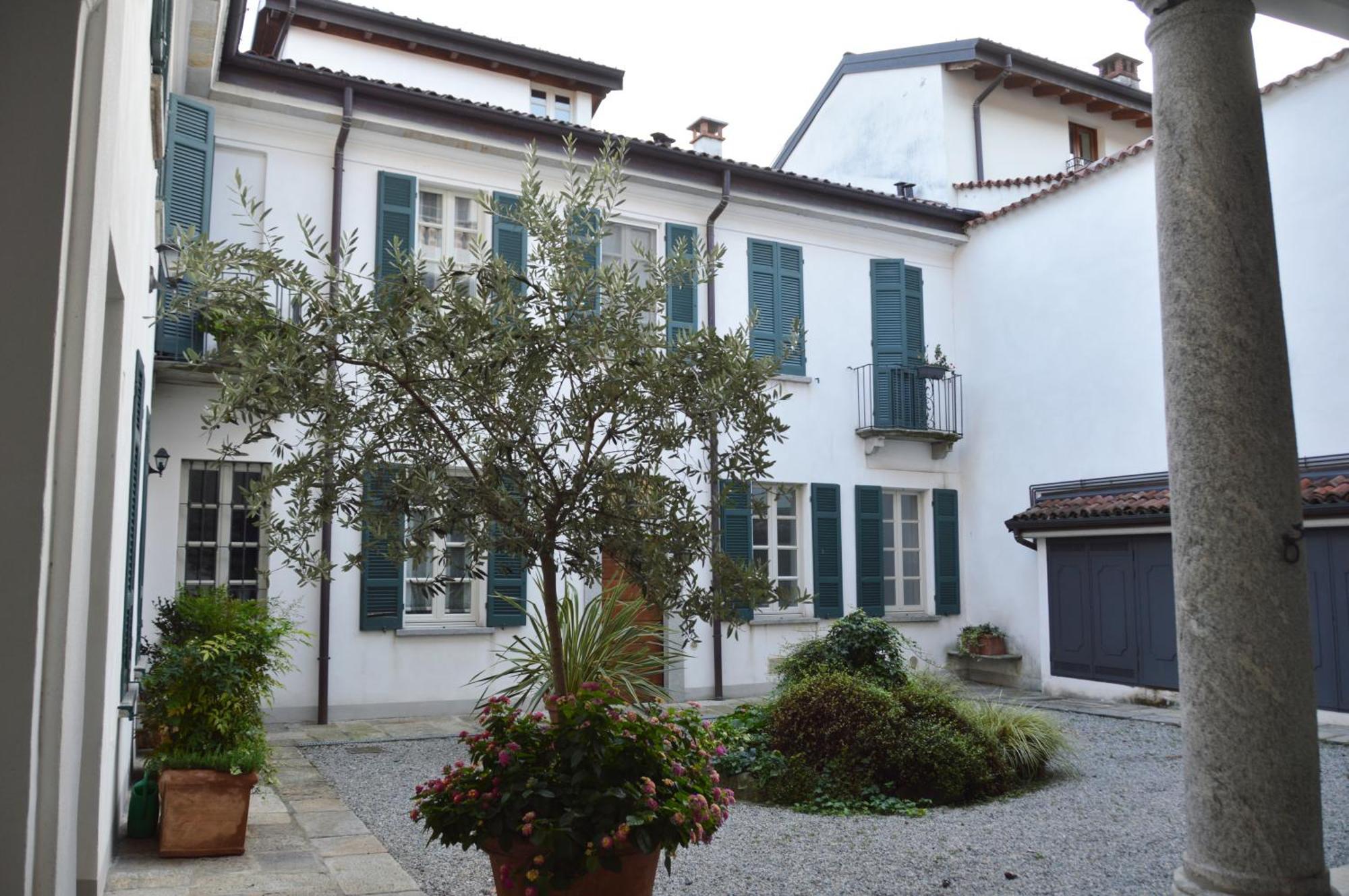 Villa Maghetti - Modernized Flat In Historic Palazzo In The Center Of Luino Bagian luar foto